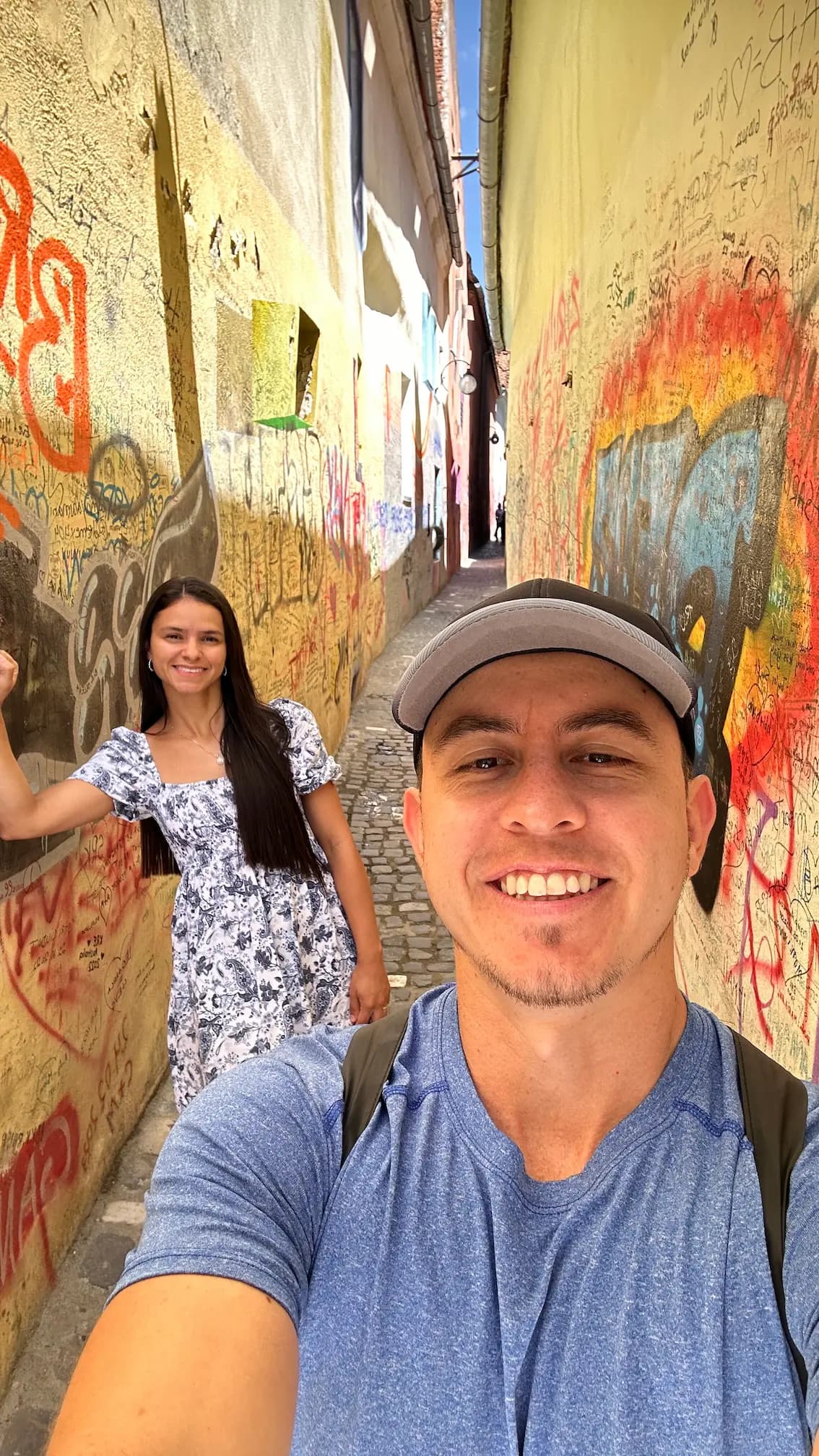 Catalina y Julián en una calle con grafitis